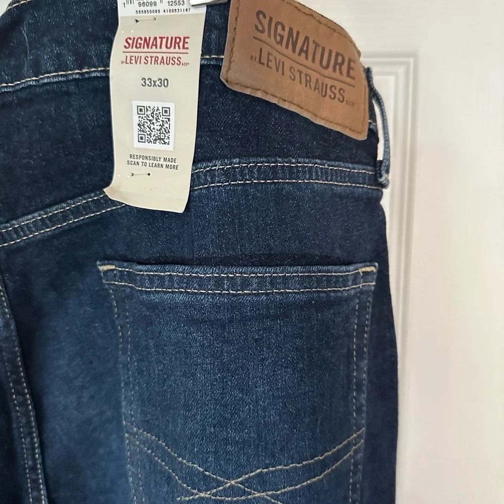 Men’s Signature Levi Strauss:Relaxed Fit Jeans. - Picture 6 of 7